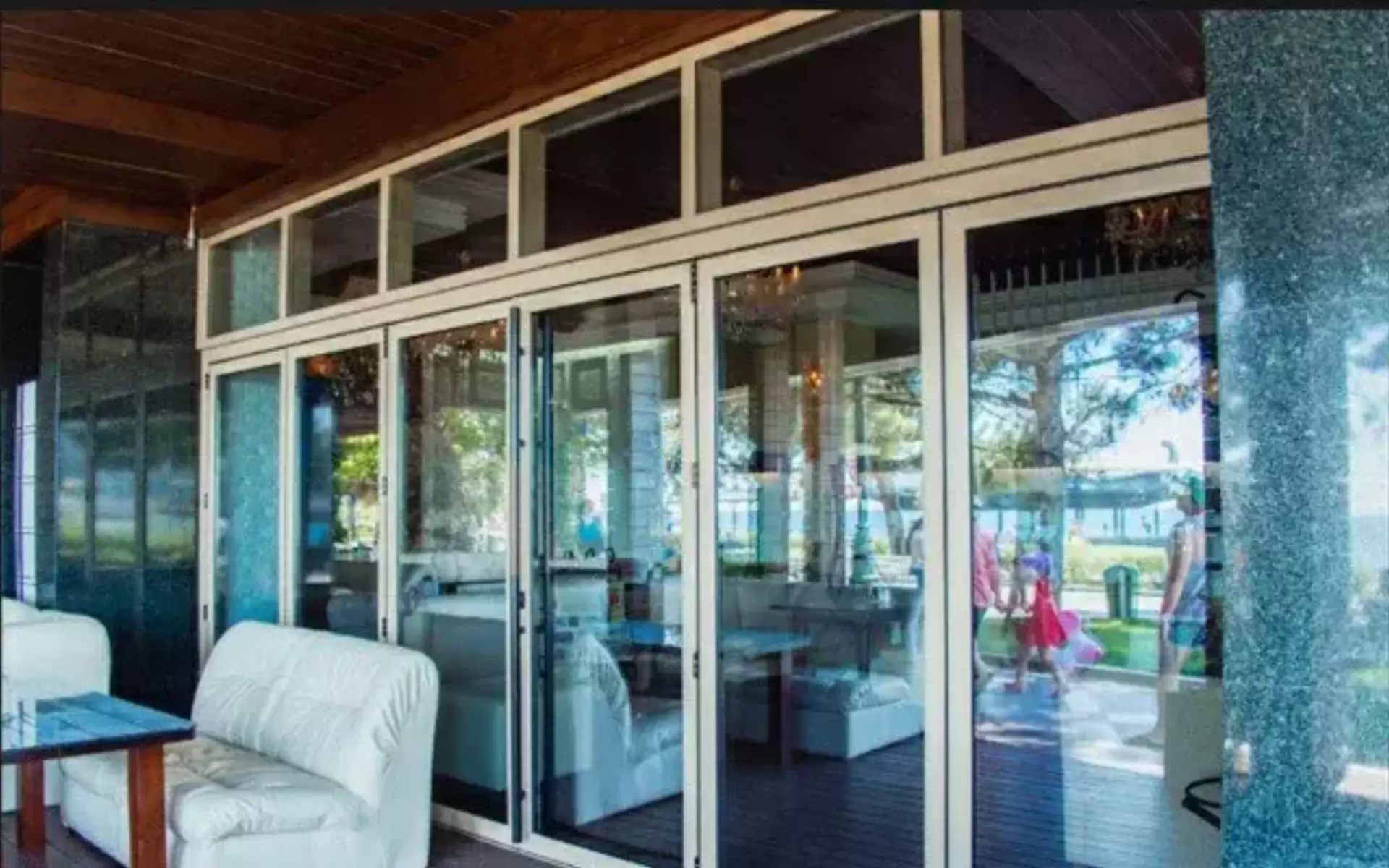 Остекление балконов в Ялте: виды и особенности